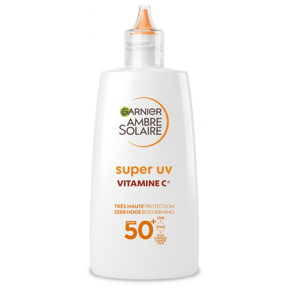 Witte fles Garnier Ambre Solaire Super UV Vitamin C SPF50+. Transparante dop met opening. Oranje vloeistof zichtbaar.