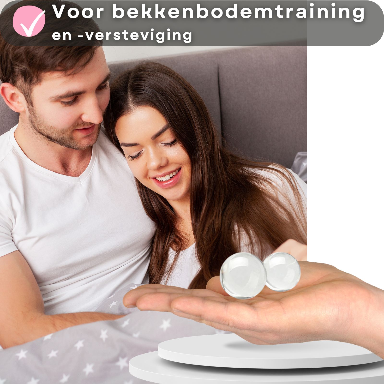 Twee transparante balletjes op een handpalm, met een stel op de achtergrond.