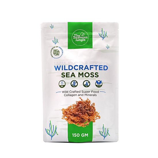 Zakje "The Seamoss Jungle" en "Wildcrafted Sea Moss". Gedroogd zeemos onderaan. 150 GM aanduiding.