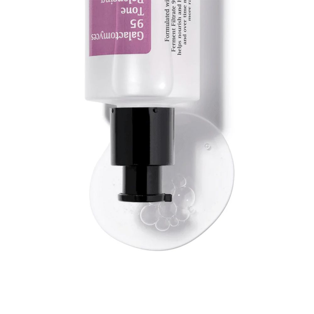 Gros plan du distributeur d'une Galactomyces 95 Tone Balancing Essence avec une goutte sur la buse.