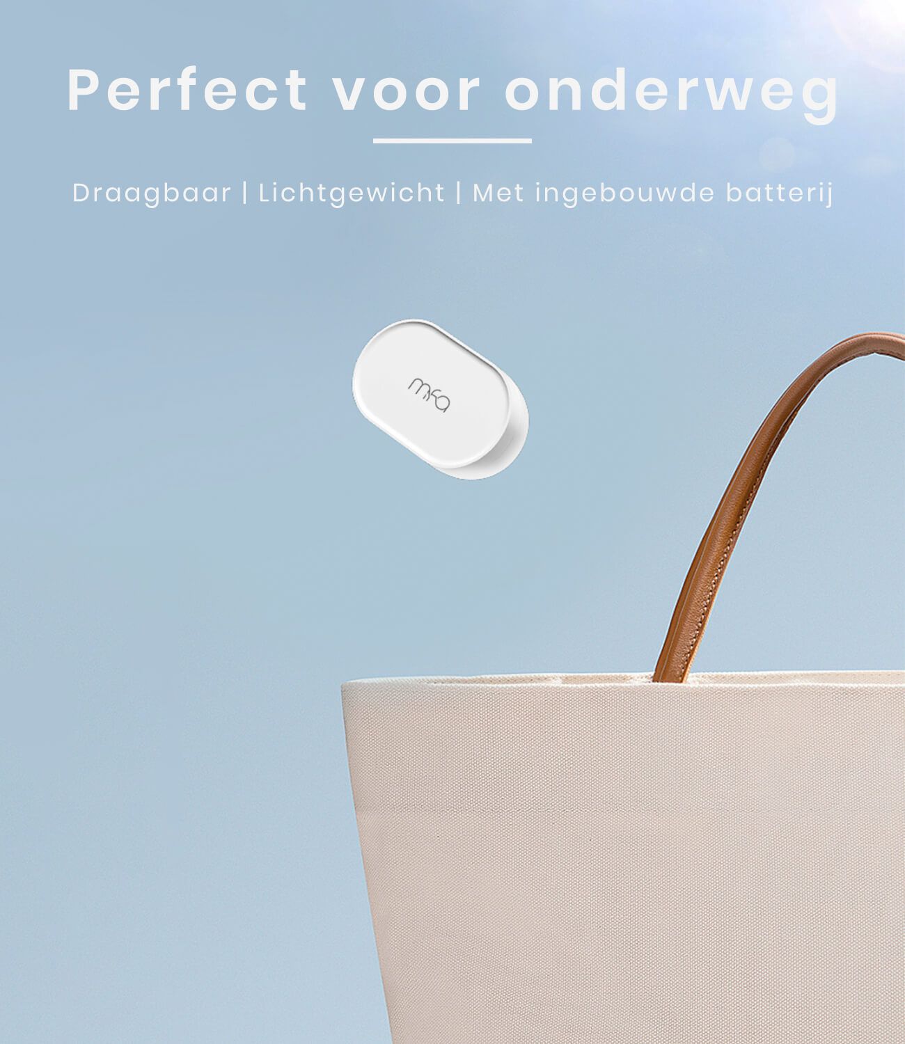 Wit, ovaal ultrasoonreinigingsapparaat met "mfa" logo. In een handtas. Tekst: Perfect voor onderweg.
