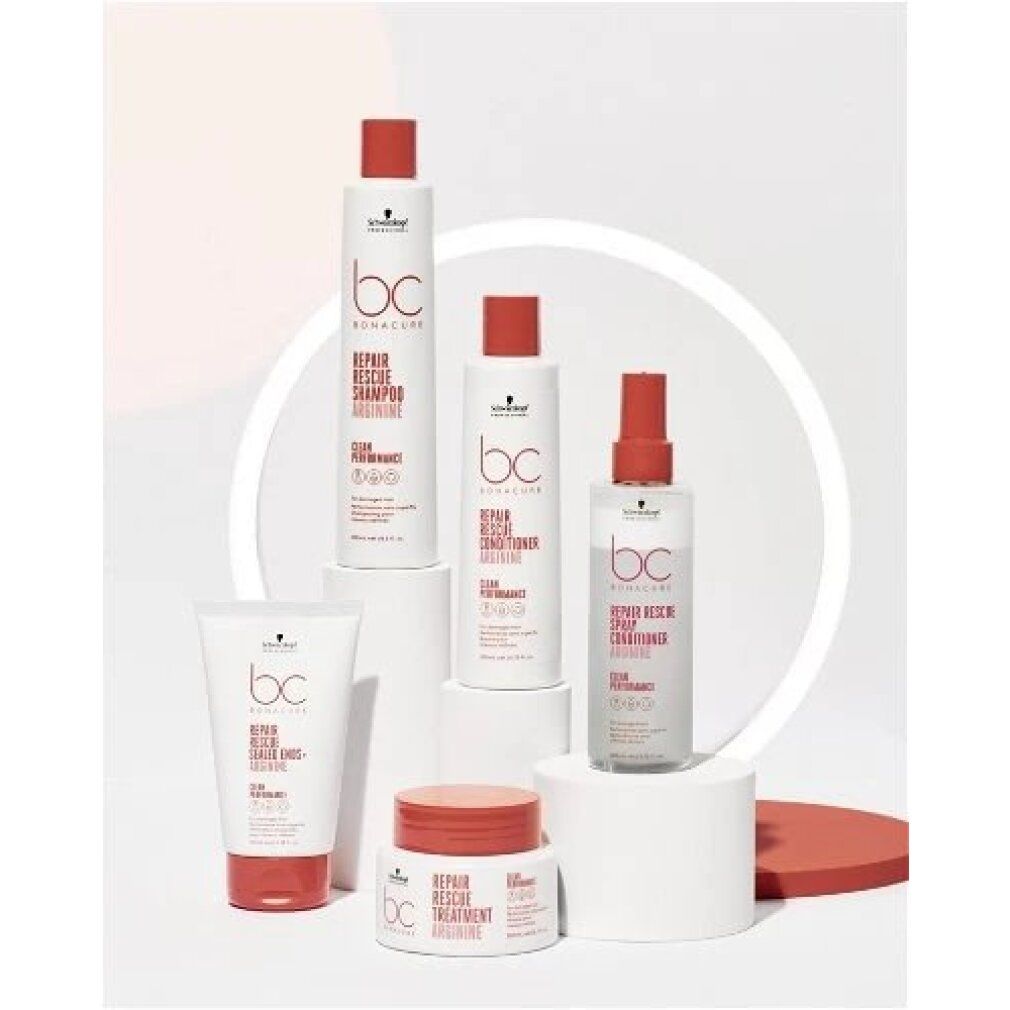 Verschillende Schwarzkopf BC Bonacure Repair Rescue producten op sokkels. Flessen, potten en tube.
