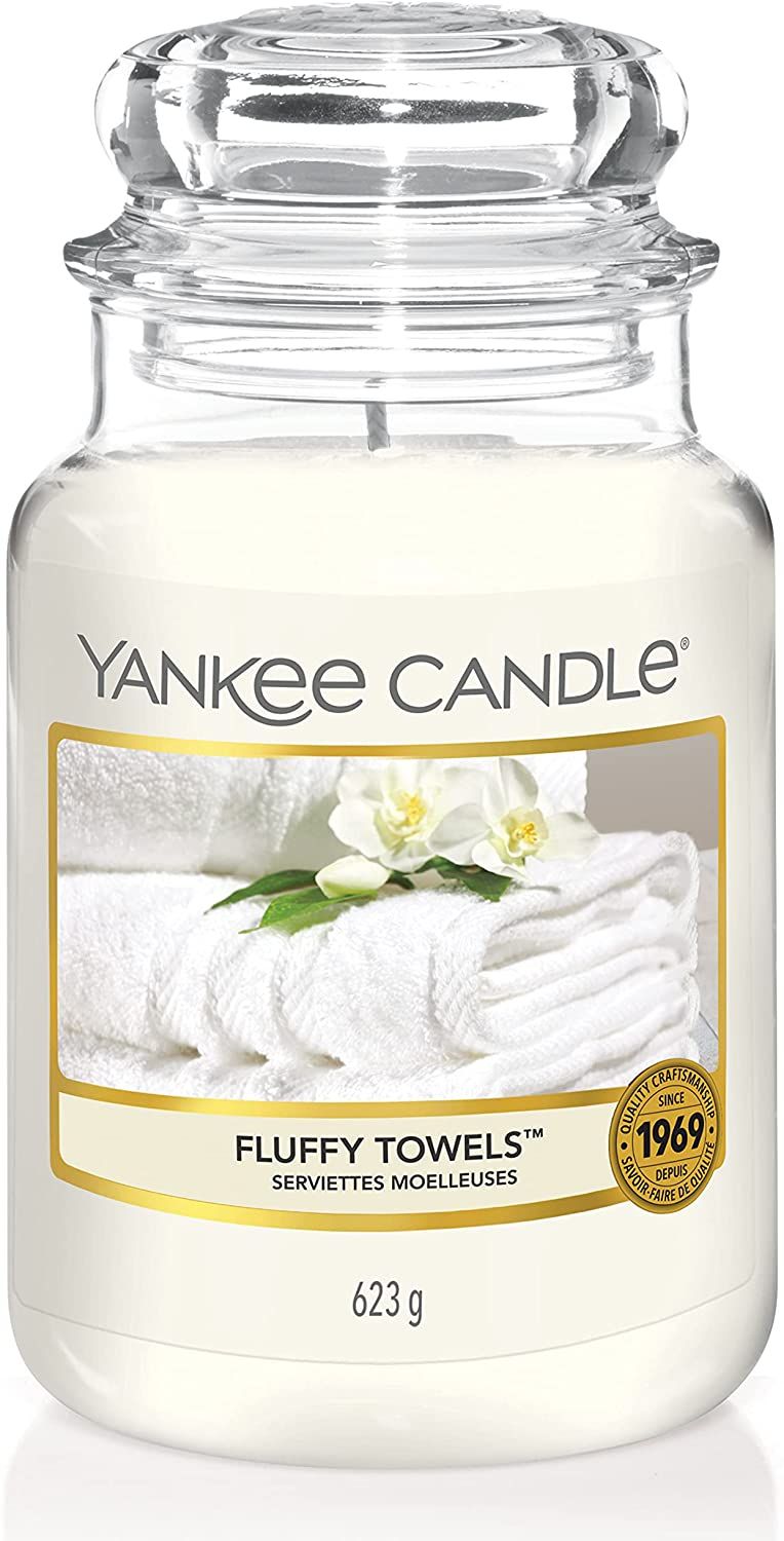 Grote geurkaars Fluffy Towels van Yankee Candle. Glazen pot met deksel. Label met handdoeken en bloemen. 623g.