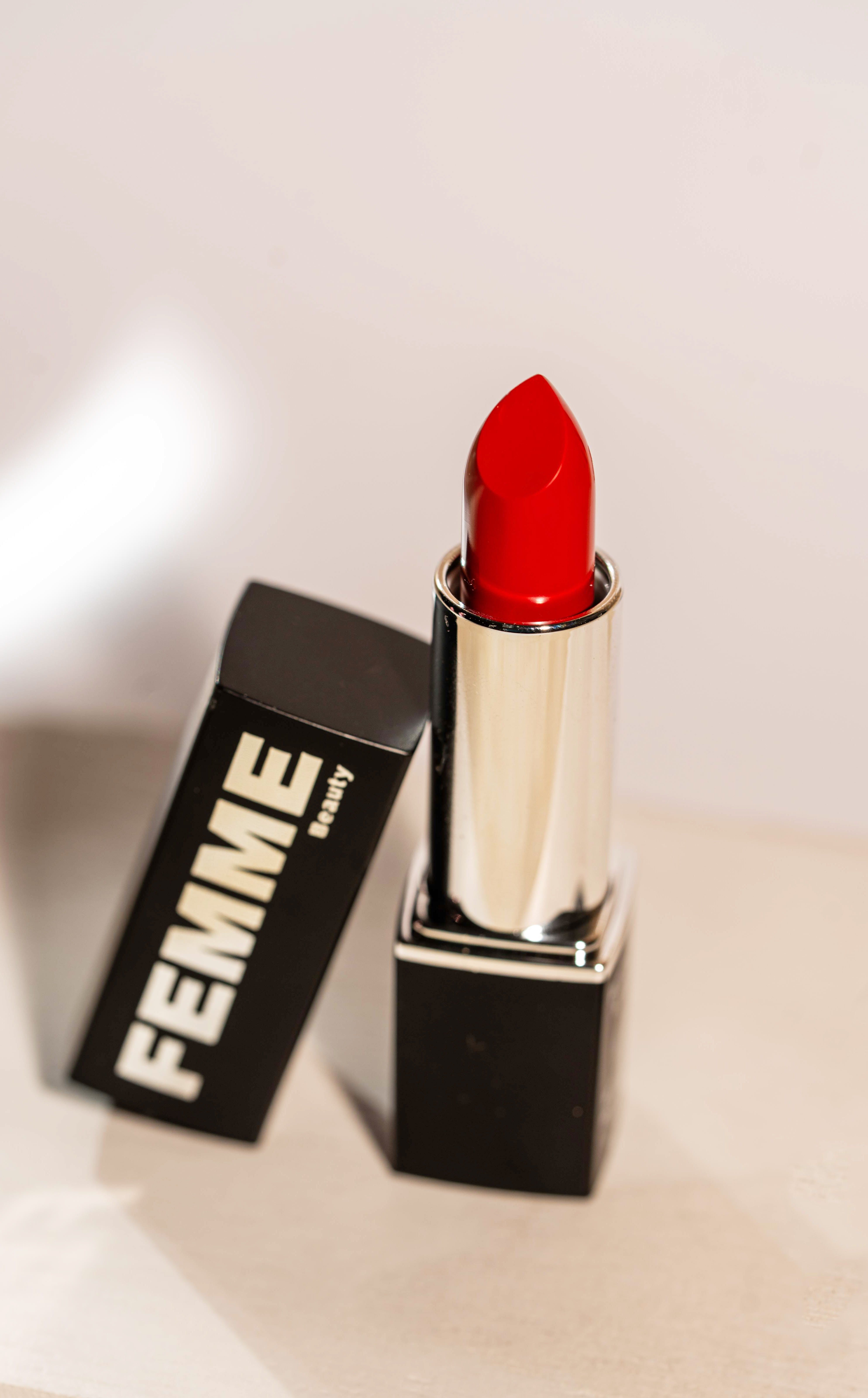 FEMME Visionary Satin Lipstick in rood, rechtopstaand met de zwarte dop eraf.