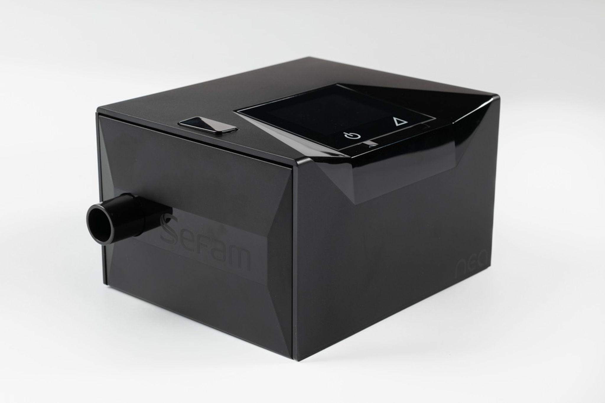Zwart Sefam Néa DUO ST apparaat met aansluiting en display.