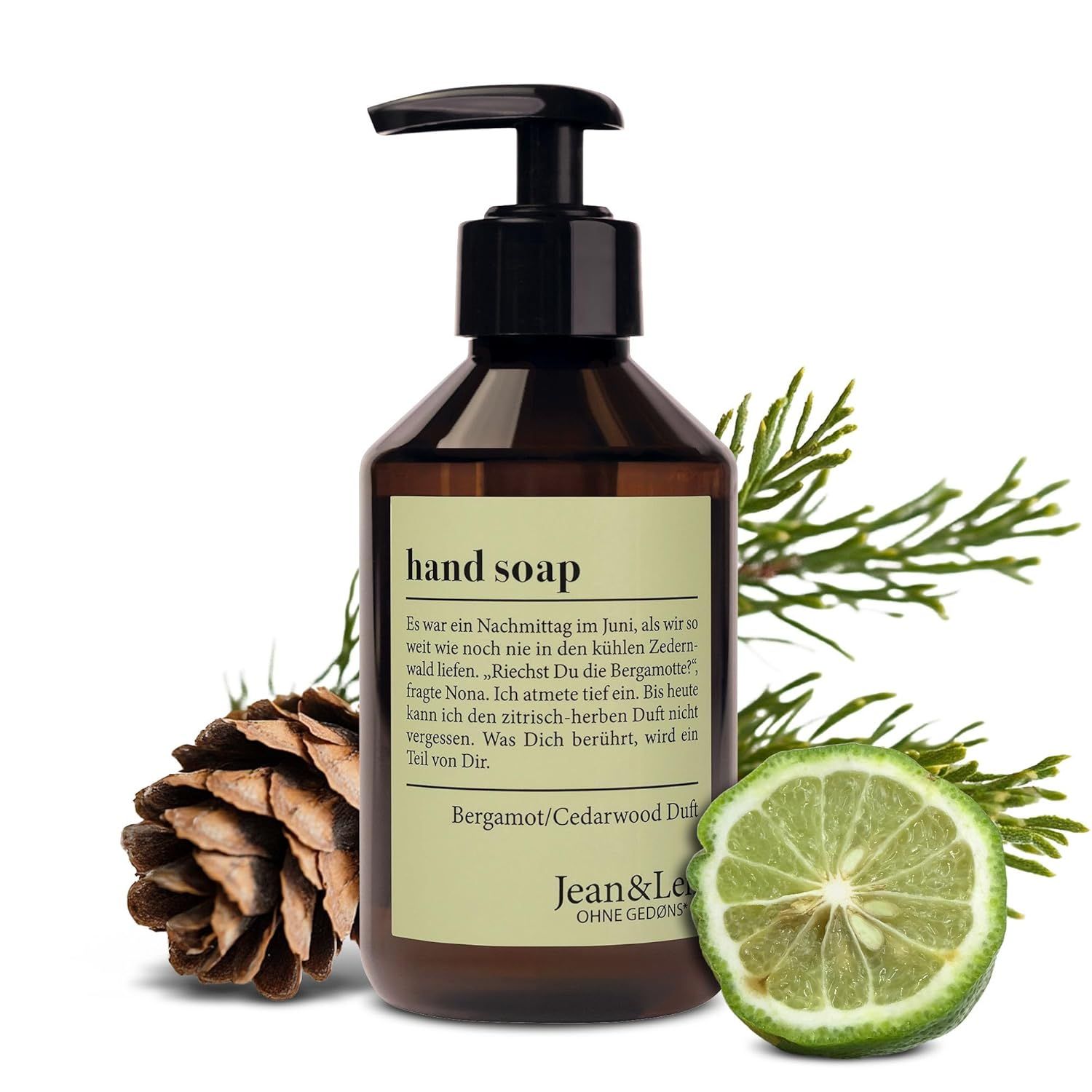 Flacon brun avec pompe noire. Inscription : hand soap, parfum Bergamot/Cedarwood. Logo Jean & Len. Pomme de pin, branche et citron.