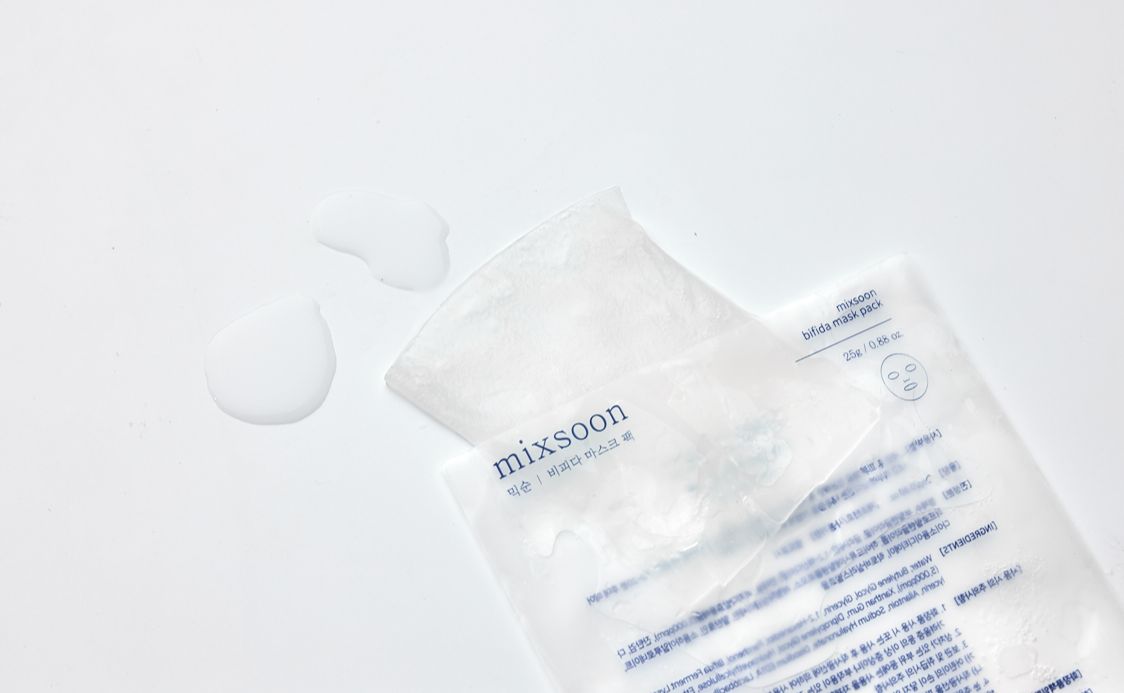Open masker verpakking met vloeistof. De merknaam mixsoon is zichtbaar.