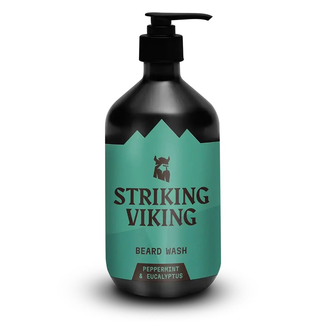Flacon noir avec pompe. Inscription : Striking Viking, Beard Wash, Peppermint & Eucalyptus. Étiquette turquoise avec logo viking.