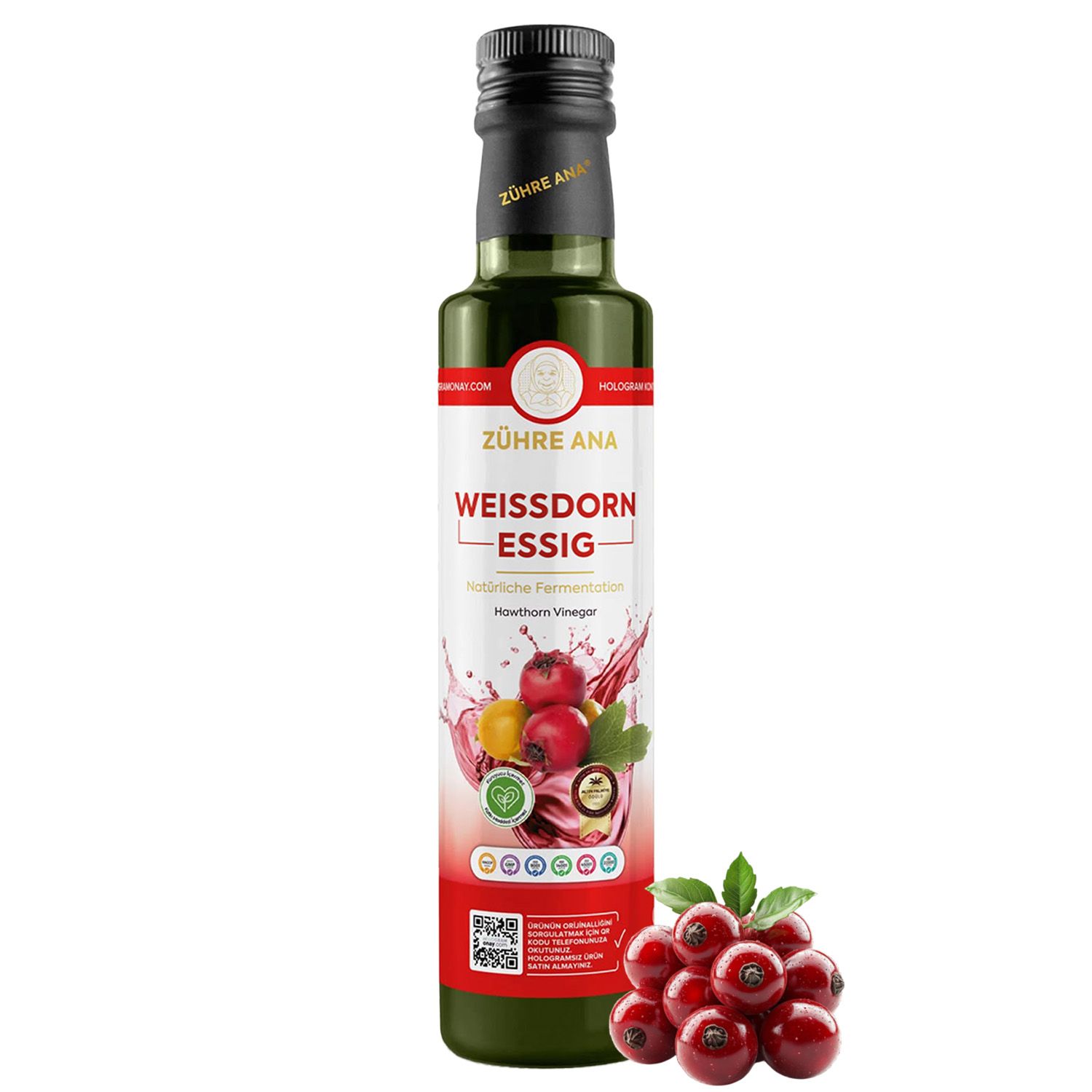 Fles meidoornazijn met etiket waarop fruit en certificeringen staan. Daarnaast liggen enkele rode bessen.