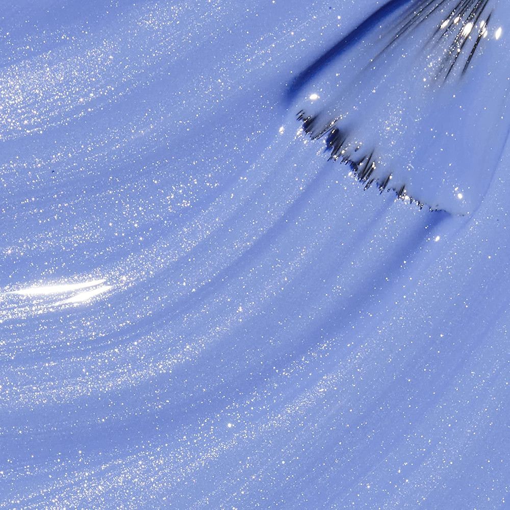 Blauw glinsterende nagellak met penseel. De borstel is gedeeltelijk in de kleur gedrenkt.