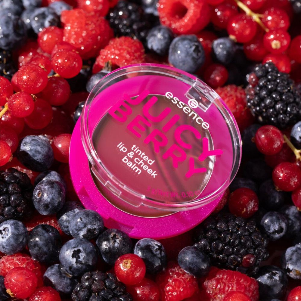 Roze balsemcontainer, omringd door bessen. Het deksel is open en toont de balsem. Opschrift: Juicy Berry.