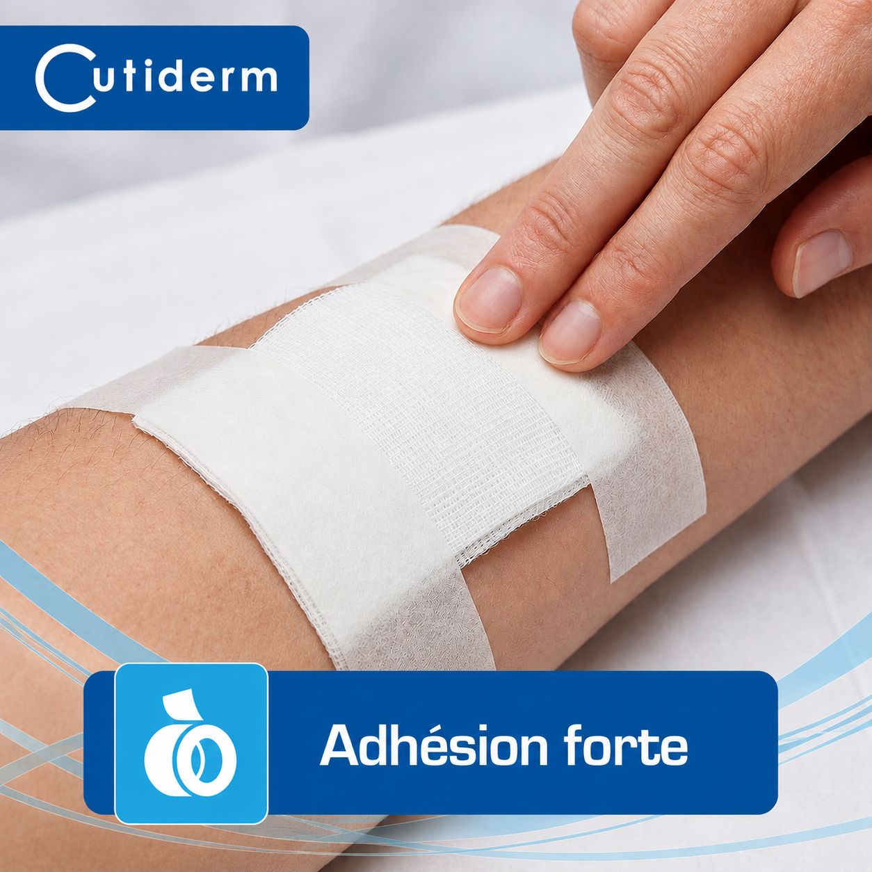 Un pansement blanc avec des bandes adhésives est appliqué sur un bras. Logo Cutiderm en haut à gauche.