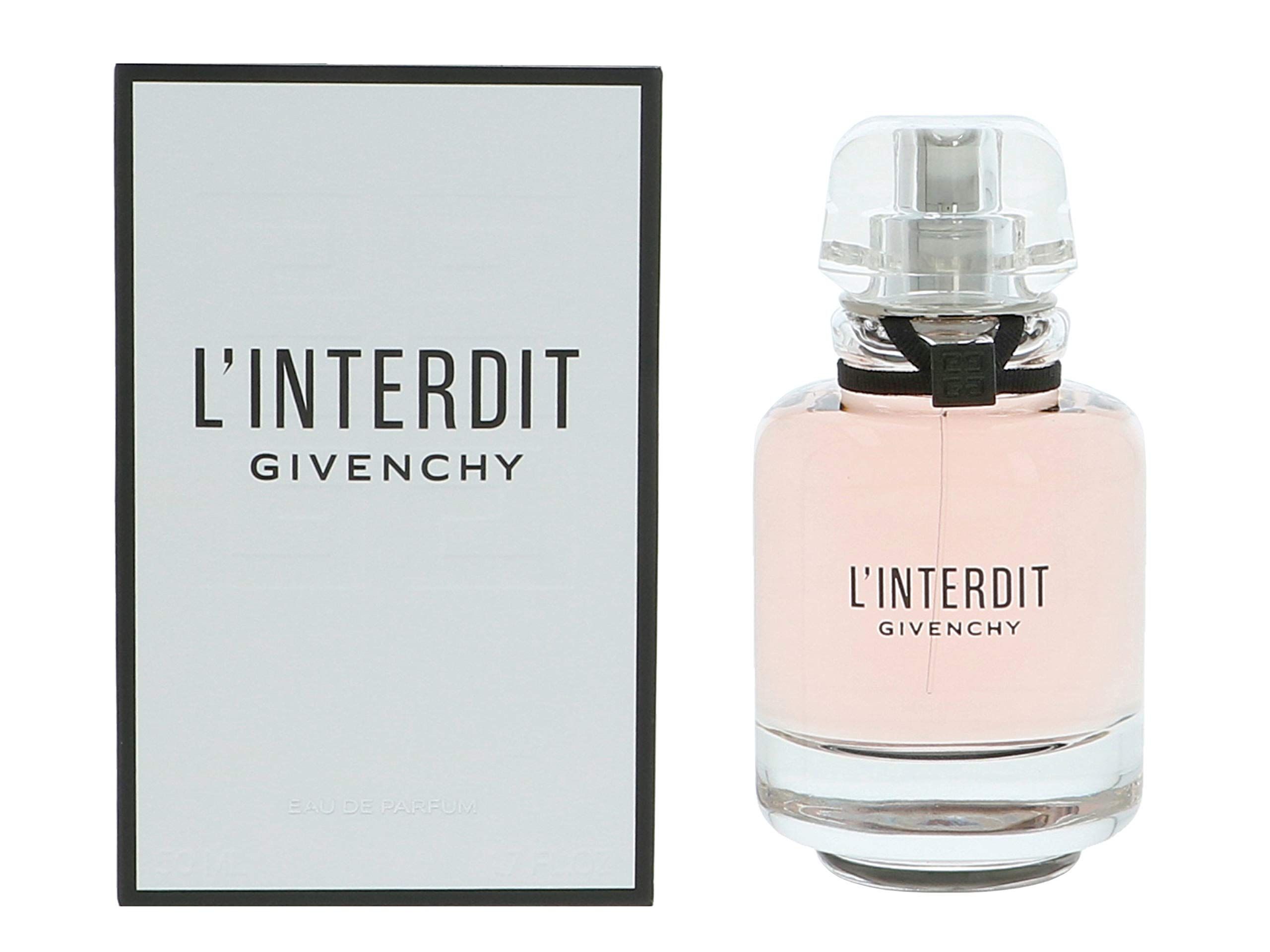 Flacon de parfum et boîte. Flacon avec contenu rose, bouchon transparent. Boîte blanche avec texte noir : L'Interdit Givenchy.