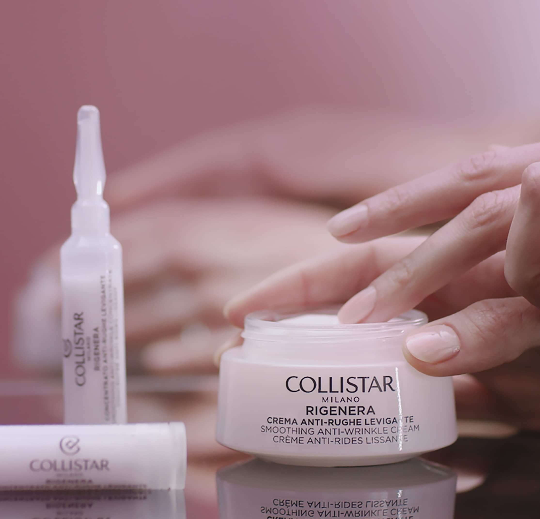 Une ampoule et une crème. Inscription : Collistar Milano Rigenera Crema Antirughe Levigante. Une main touche la crème.