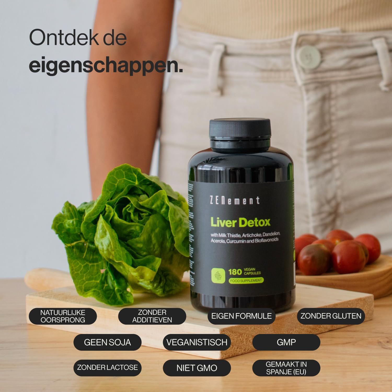 Zwarte fles "Liver Detox" met 180 vegan capsules. Naast sla en cherrytomaten.