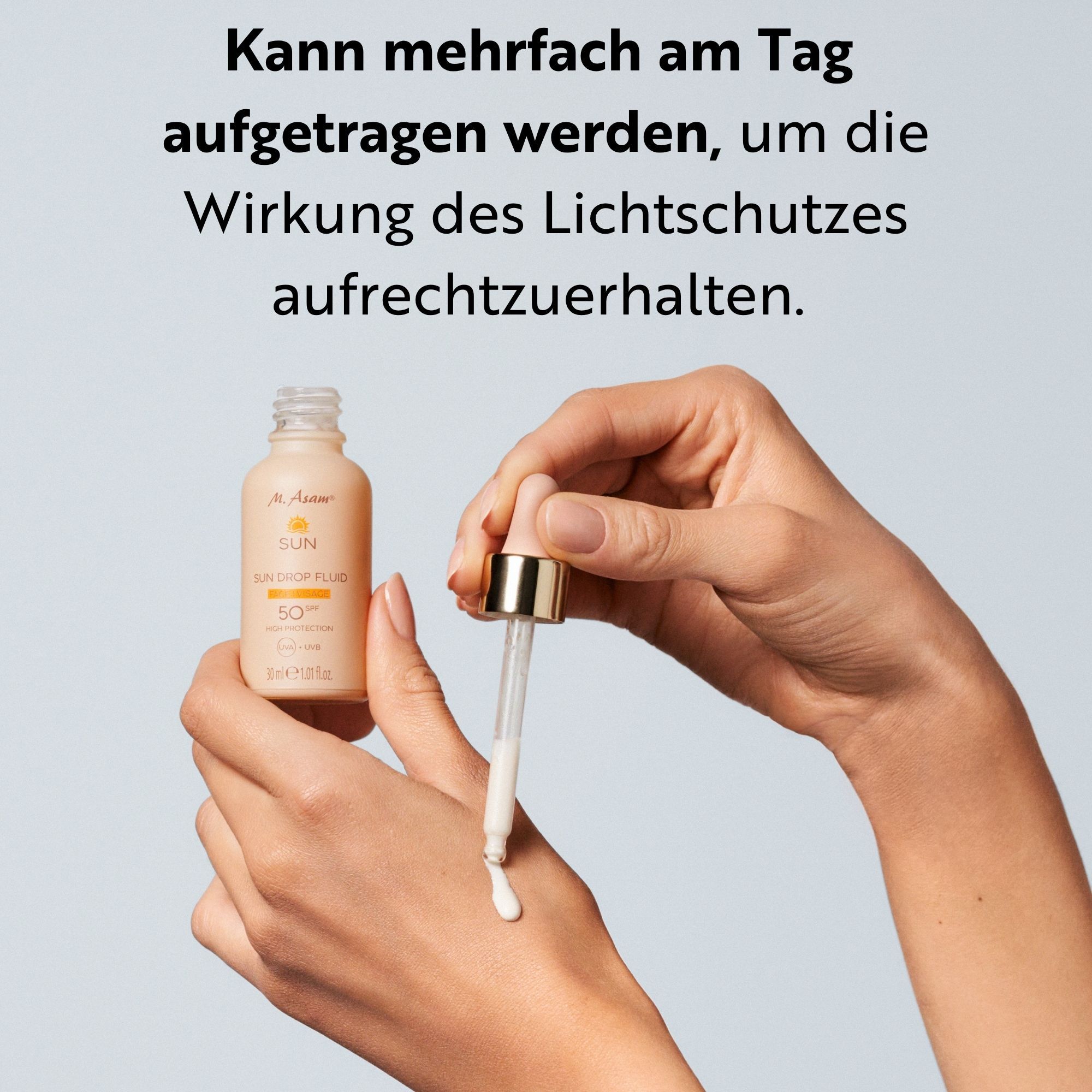 Handen houden flesje M. Asam SUN Drop Fluid. Pipet neemt serum op. Tekst: Kan meerdere keren worden aangebracht om het effect te behouden.