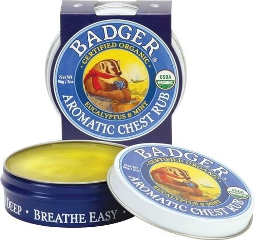 Drie potjes borstbalsem. Blauwe potjes met witte deksels. Opschrift: "Badger", "Aromatic Chest Rub", "Eucalyptus & Mint".