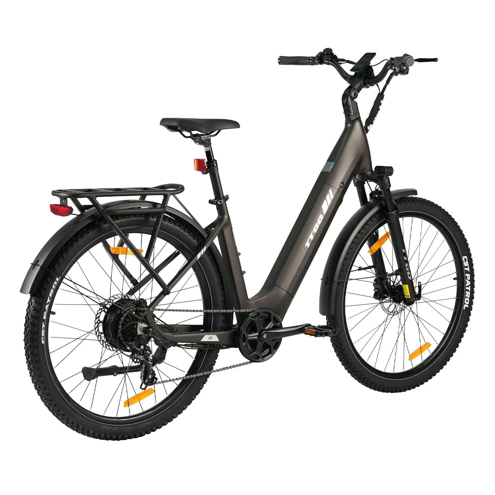 Donkergrijze elektrische fiets met spatborden, bagagedrager en hydraulische schijfremmen. Achterlicht zichtbaar.