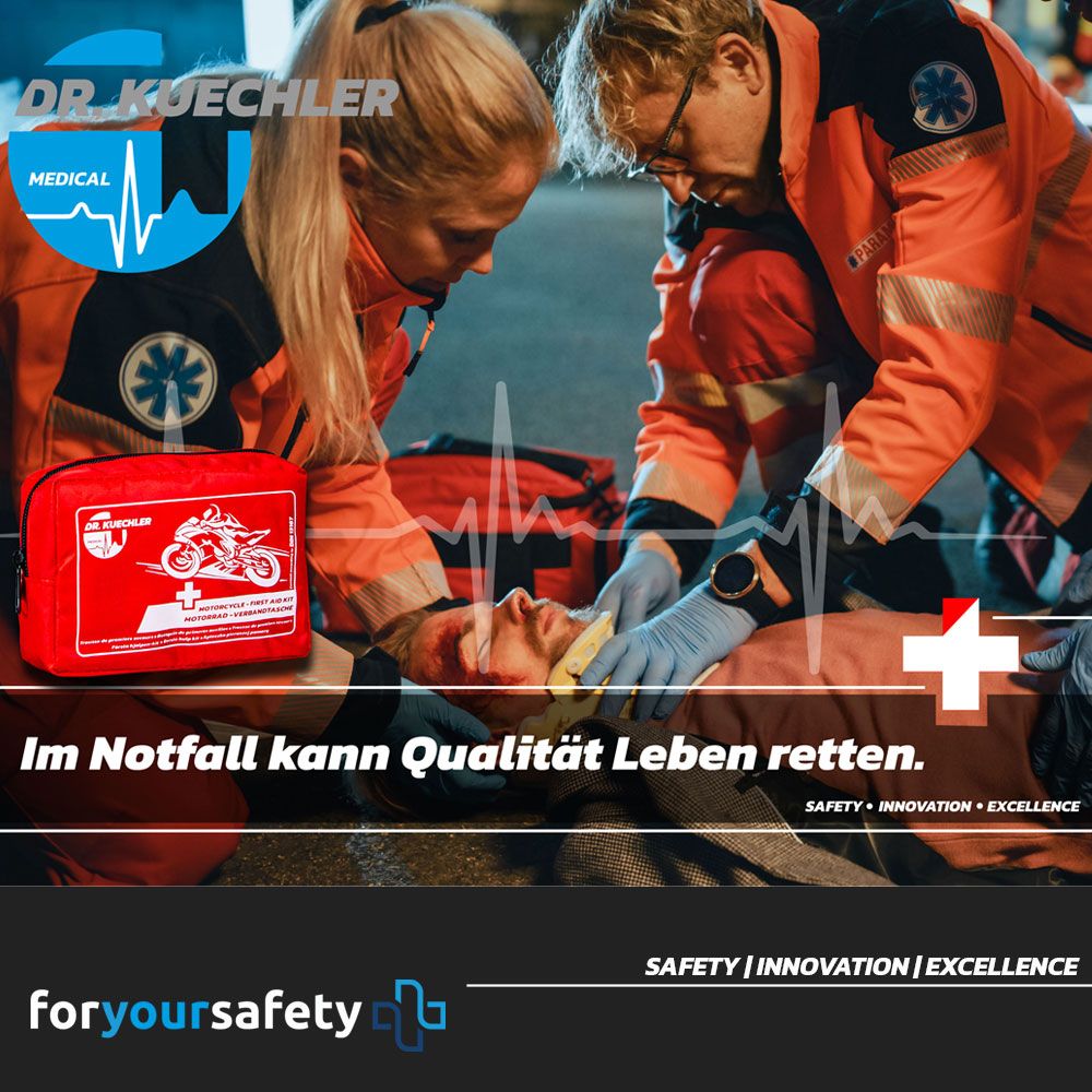 Rode motor EHBO-kit naast hulpverleners. Persoon wordt verzorgd. Dr. Kuechler Medical logo. In geval van nood kan kwaliteit levens redden.