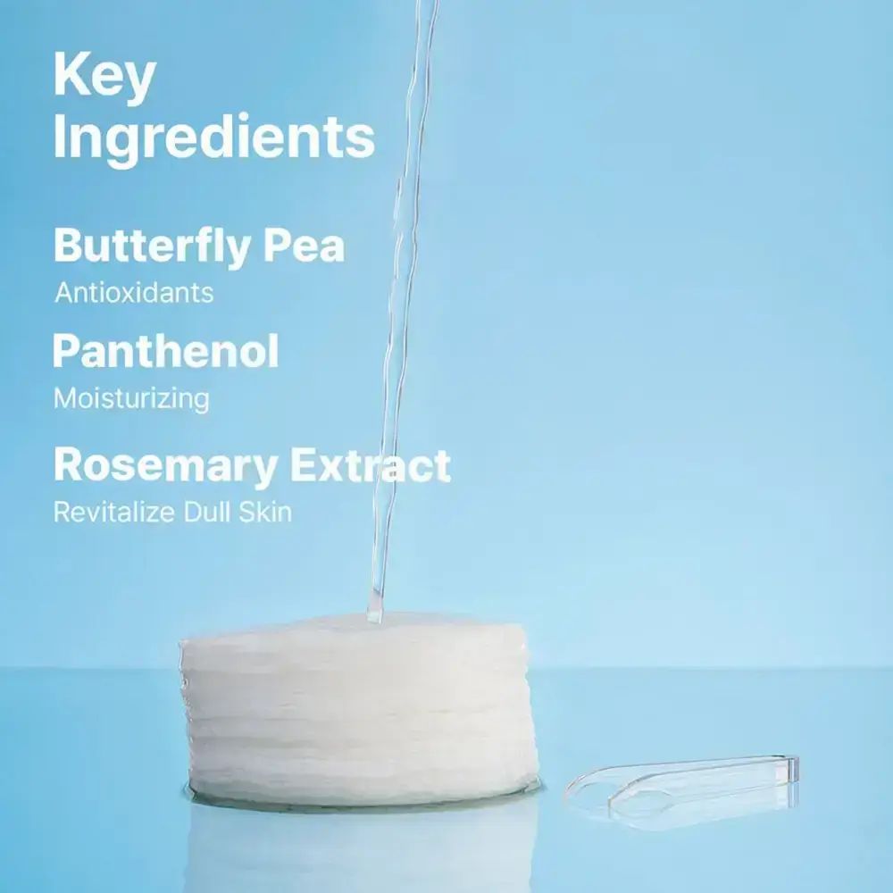 Pads en pincet, waterstraal. Tekst: Key Ingredients: Butterfly Pea, Panthenol, Rosemary Extract. Blauwe achtergrond.