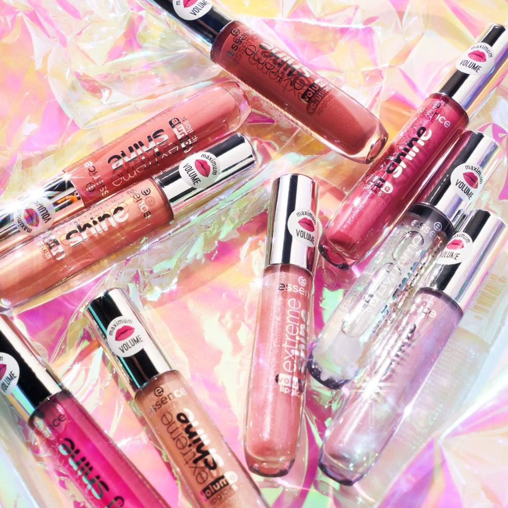 Meerdere lipgloss-tubes op een iriserende achtergrond. Verschillende kleuren en designs. Opschrift « extreme shine volume lipgloss ».