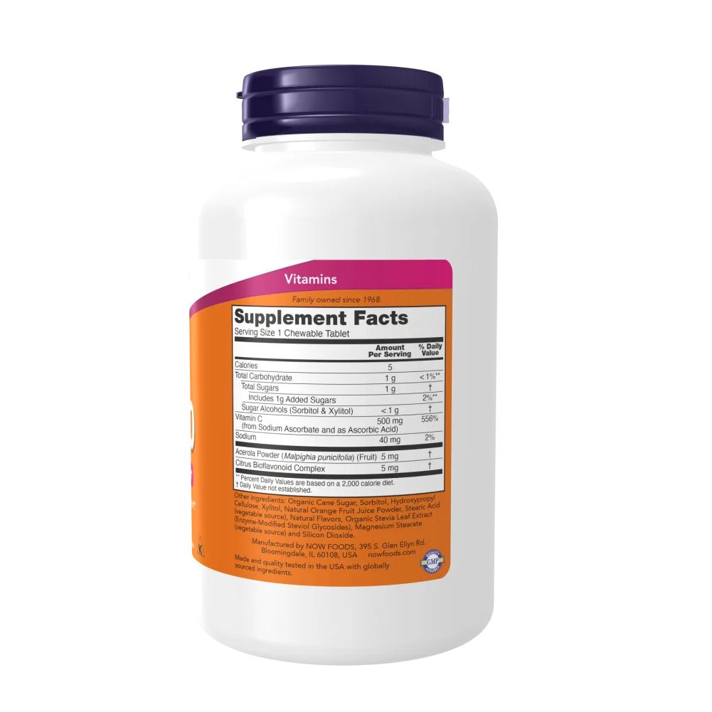 Achterkant van de vitamine C-500 fles. Bevat voedingsinformatie en ingrediënten. Witte container met paarse dop.