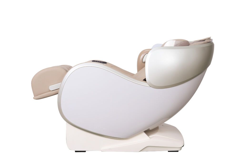 Fauteuil de massage, vue latérale. Assise et dossier beiges. Panneaux latéraux blancs. Repose-pieds intégré. Design inclinable.