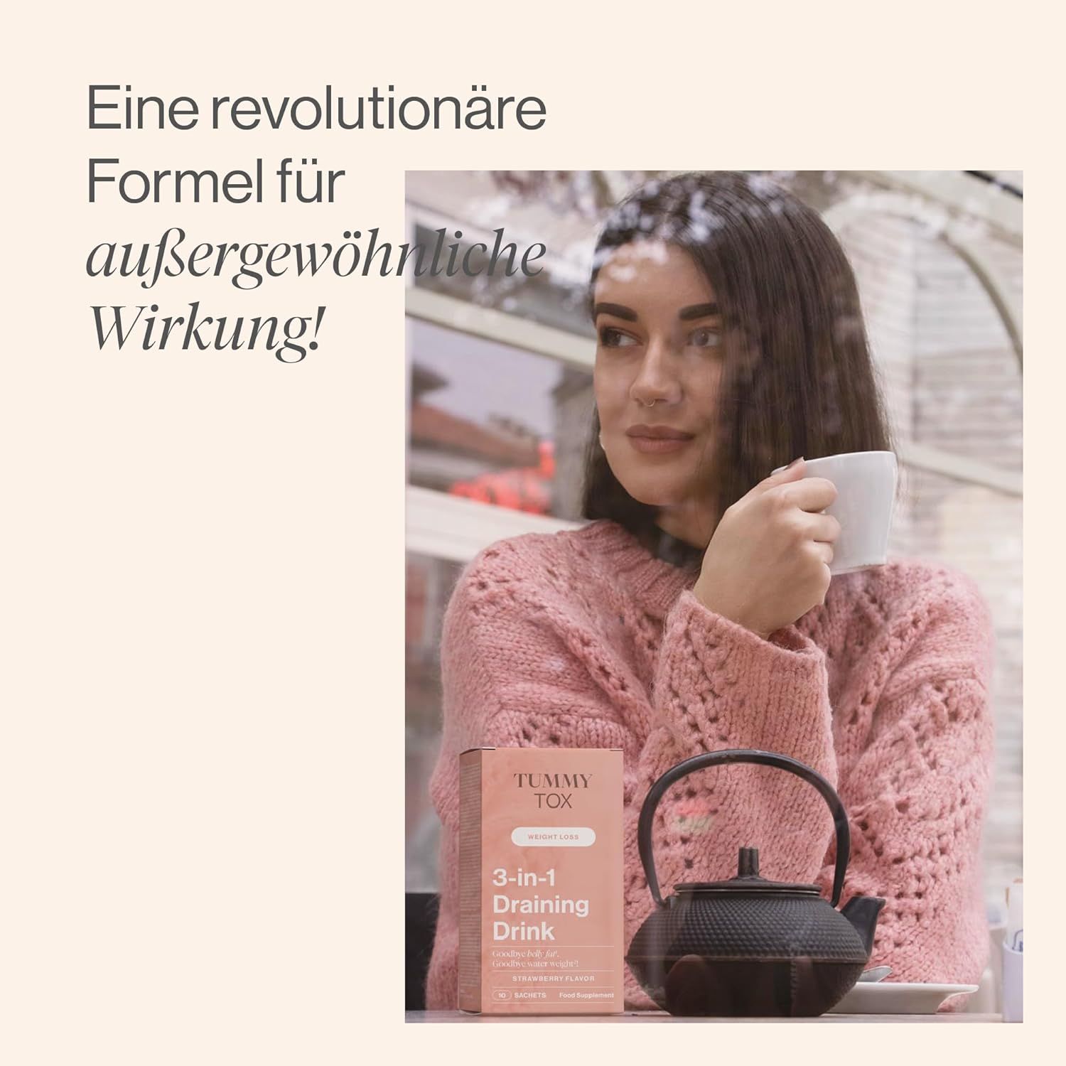 Femme buvant dans une tasse. Sur la table, un paquet avec l'inscription Tummy Tox 3-en-1 Draining Drink et une théière.
