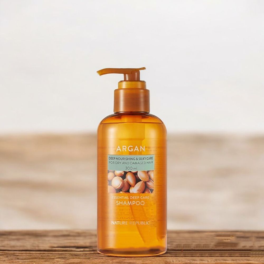 Shampoo fles met pomp. Opschrift: Argan, Essential Deep Care Shampoo. Merk: NATURE REPUBLIC.
