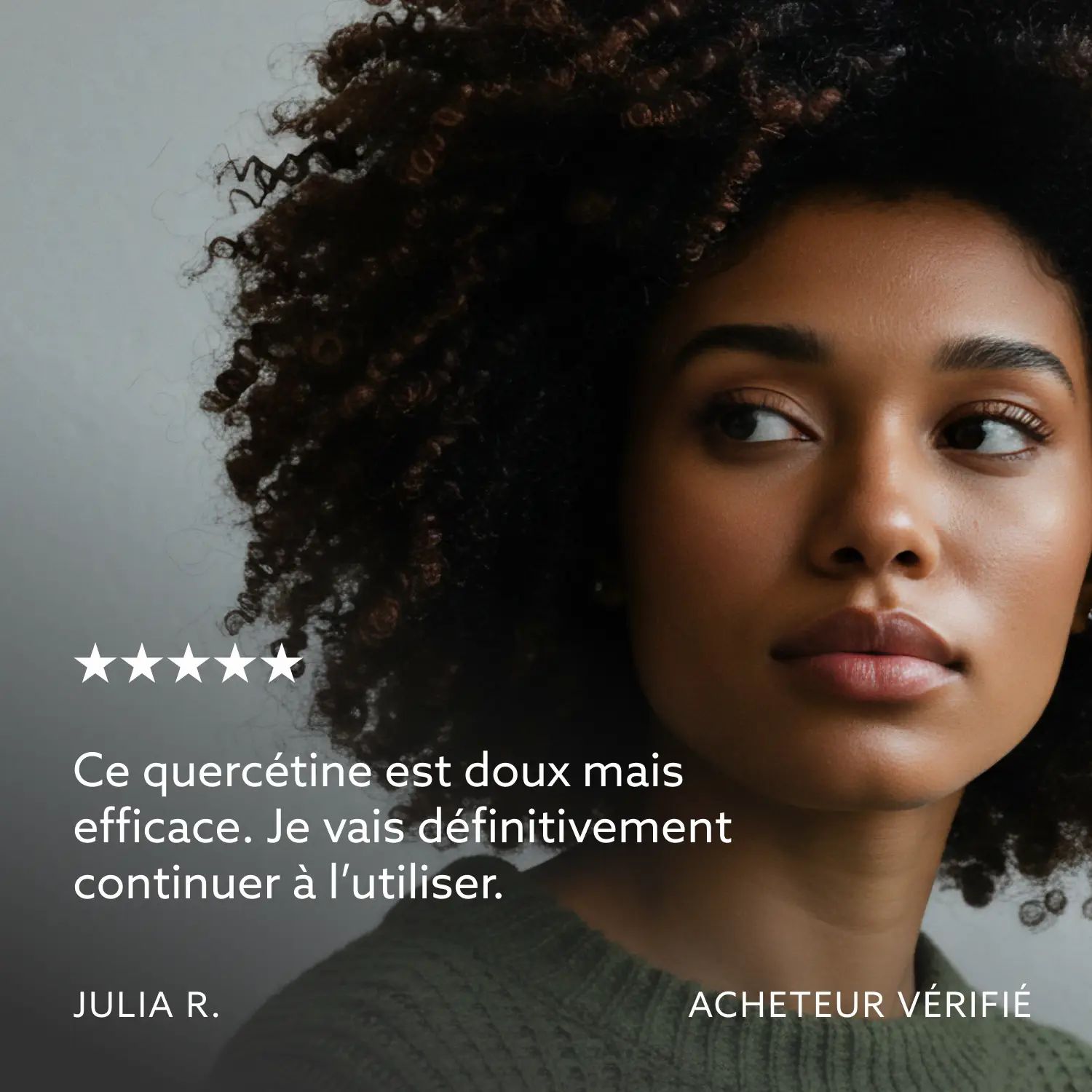 Portrait d'une femme. Texte : Cette quercétine est douce mais efficace. Je vais continuer à l'utiliser. Julia R., acheteur vérifié.