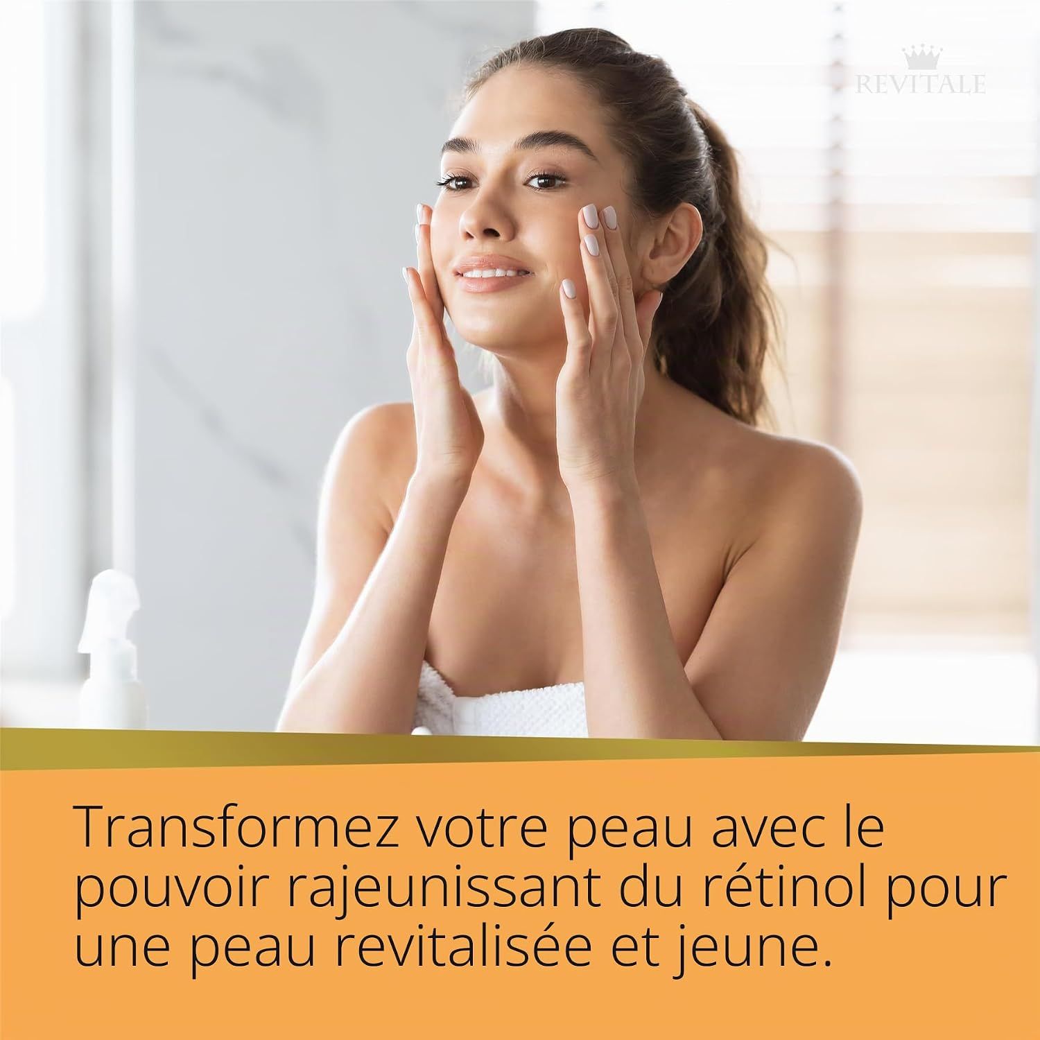Jeune femme appliquant un soin sur son visage avec ses mains.