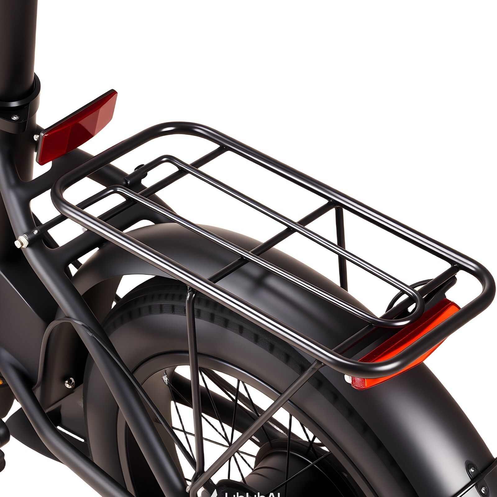 Porte-bagages et feu arrière sur un vélo noir. Structure métallique. Réflecteurs.