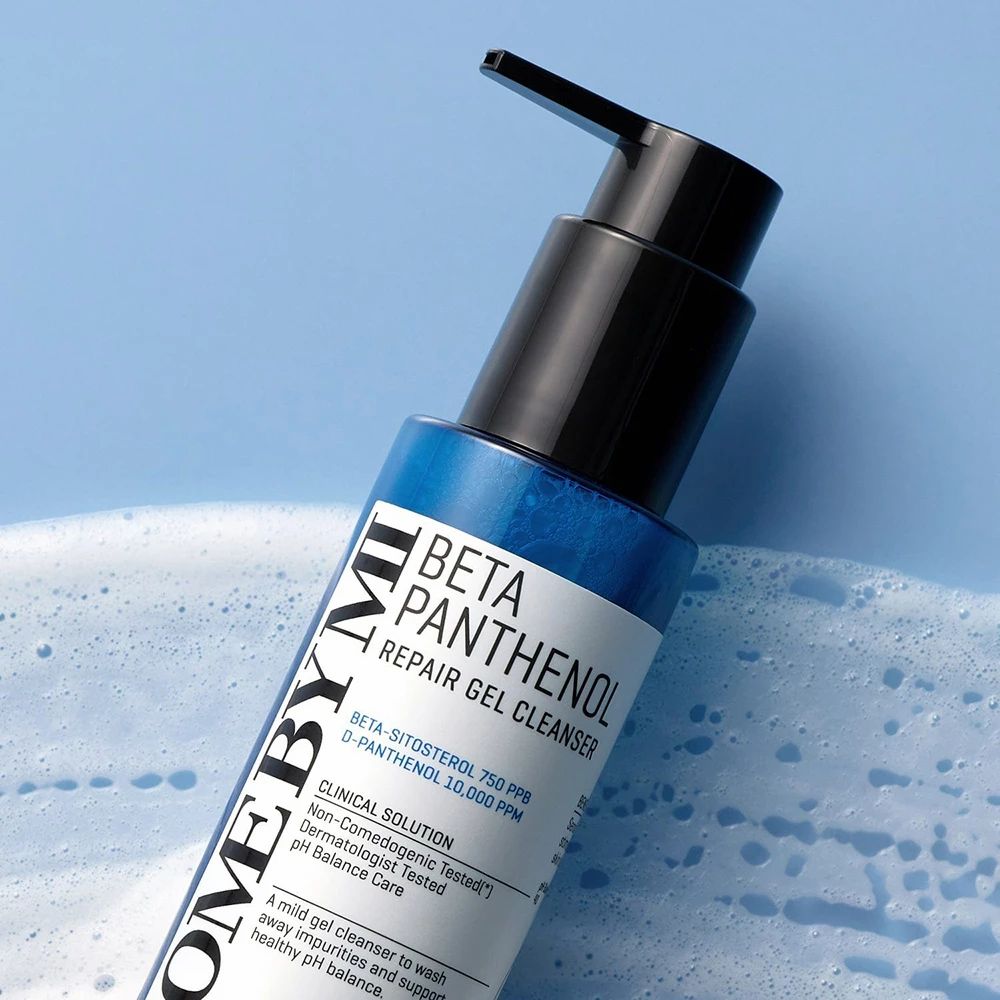 Flacon bleu avec pompe noire. Inscription: Beta Panthenol Repair Gel Cleanser. Marque: SOMEBYMI.