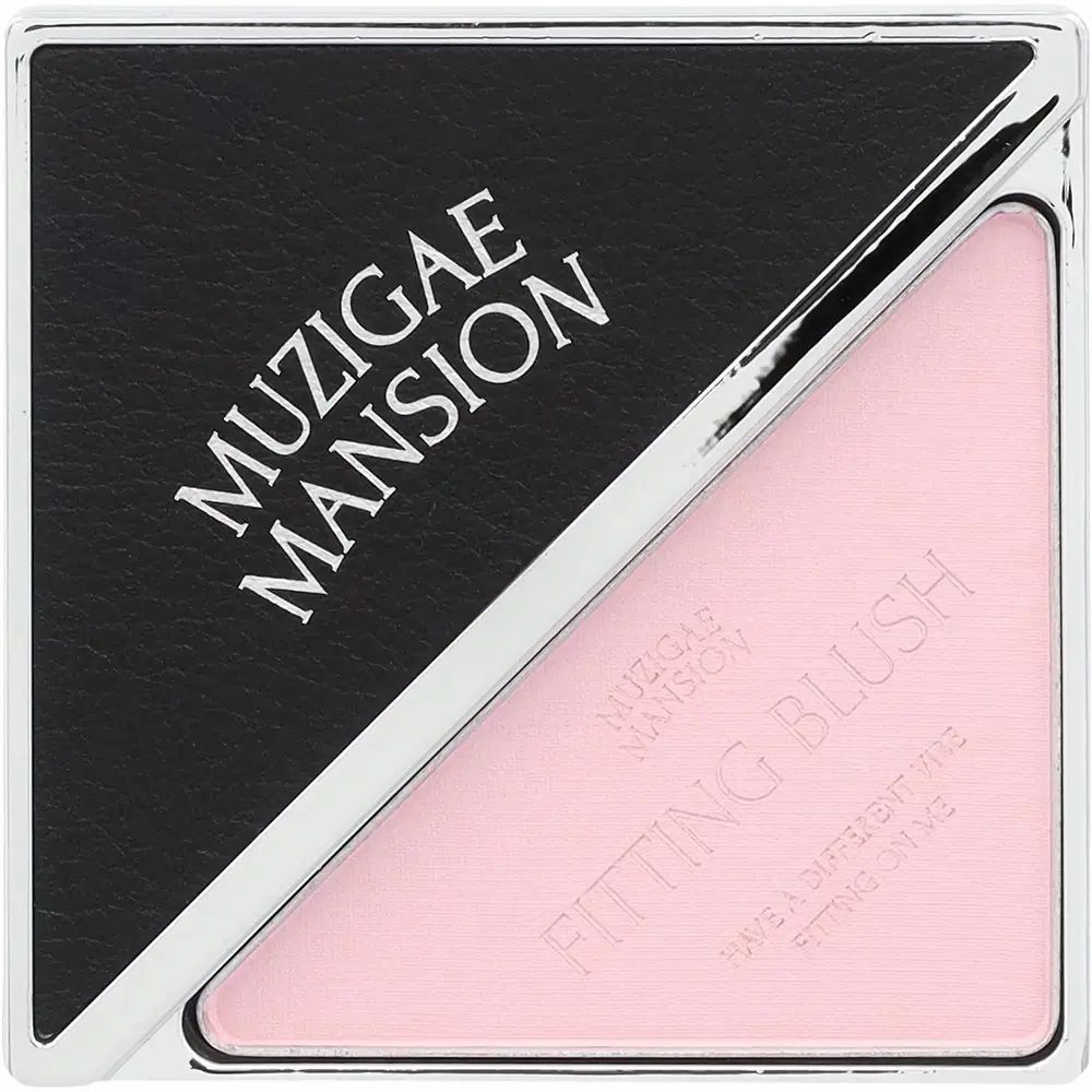 Blush in vierkante, zilverkleurige behuizing. Zwart deksel met MUZIGAE MANSION-logo. Roze blush met opschrift FITTING BLUSH.