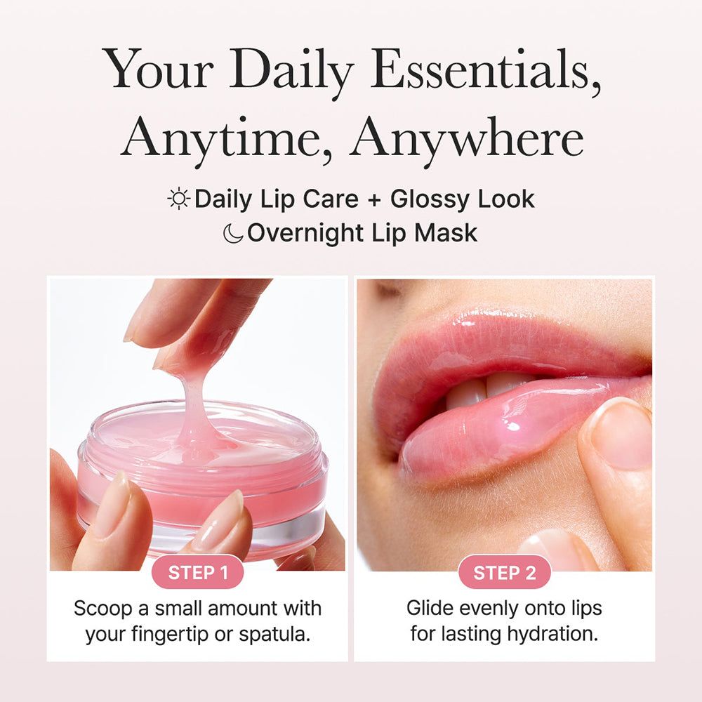 Een hand schept een kleine hoeveelheid roze lippenmasker uit een doorzichtig potje. Een andere hand brengt het masker aan op de lippen.