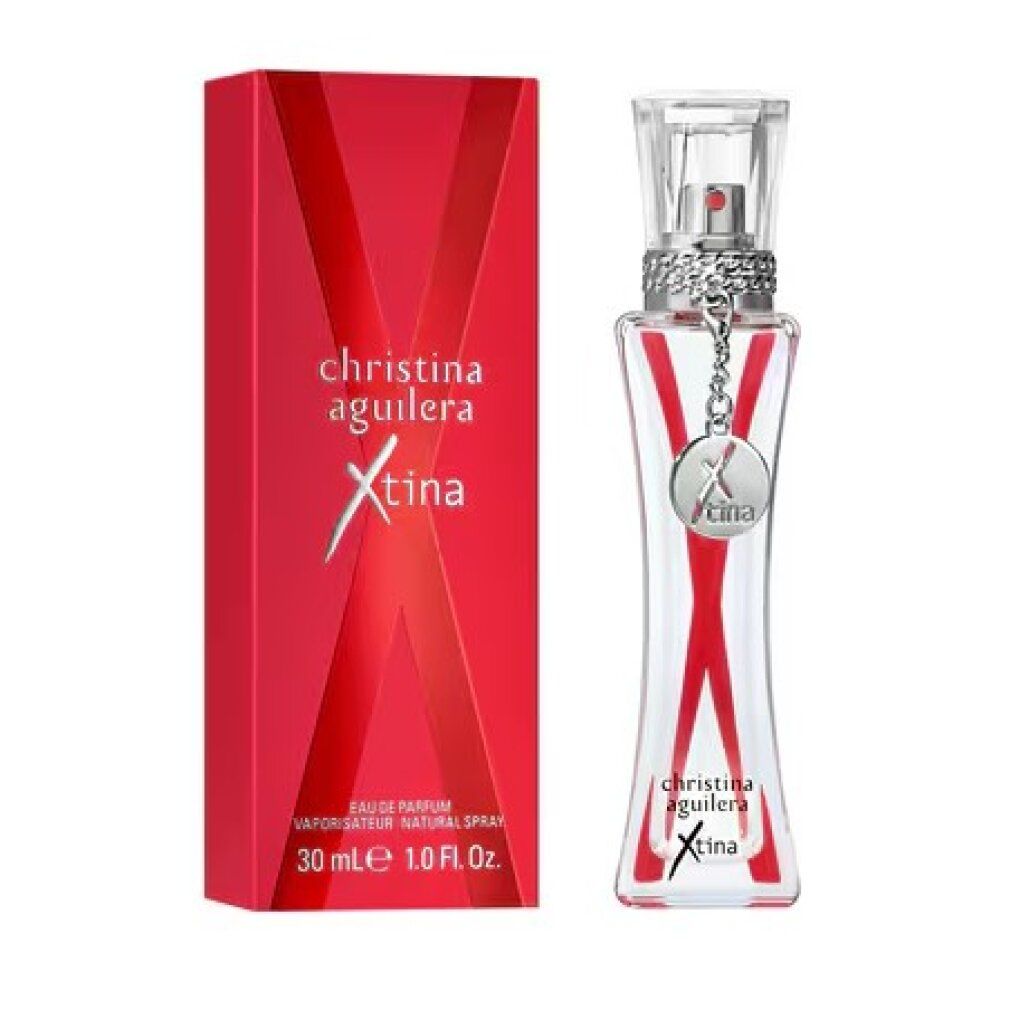Christina Aguilera Xtina Eau de Parfum flesje met rood X-design en zilveren bedeltje, geïsoleerd.