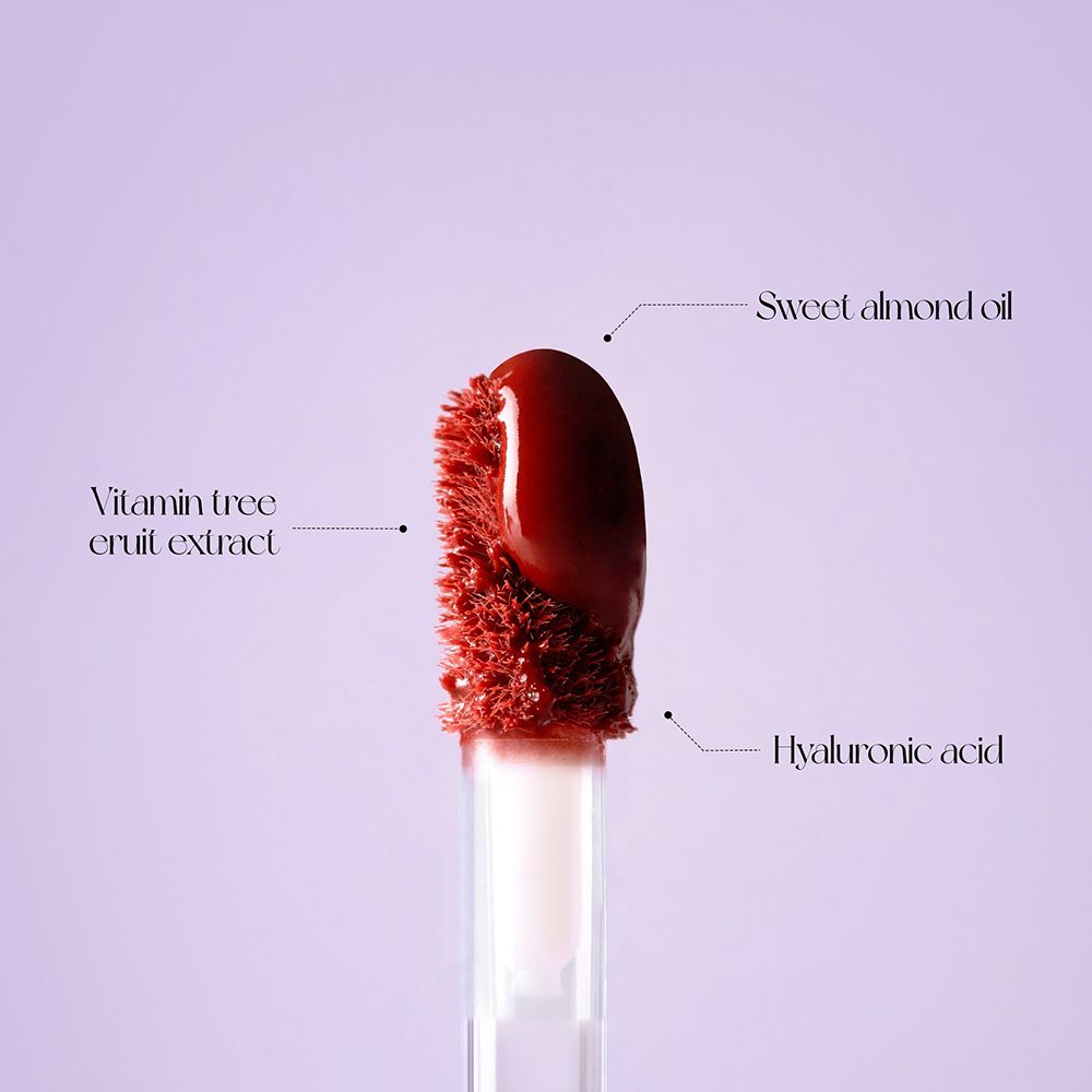 Applicateur avec gloss. Inscriptions : huile d'amande douce, extrait de fruit de vitamine, acide hyaluronique.