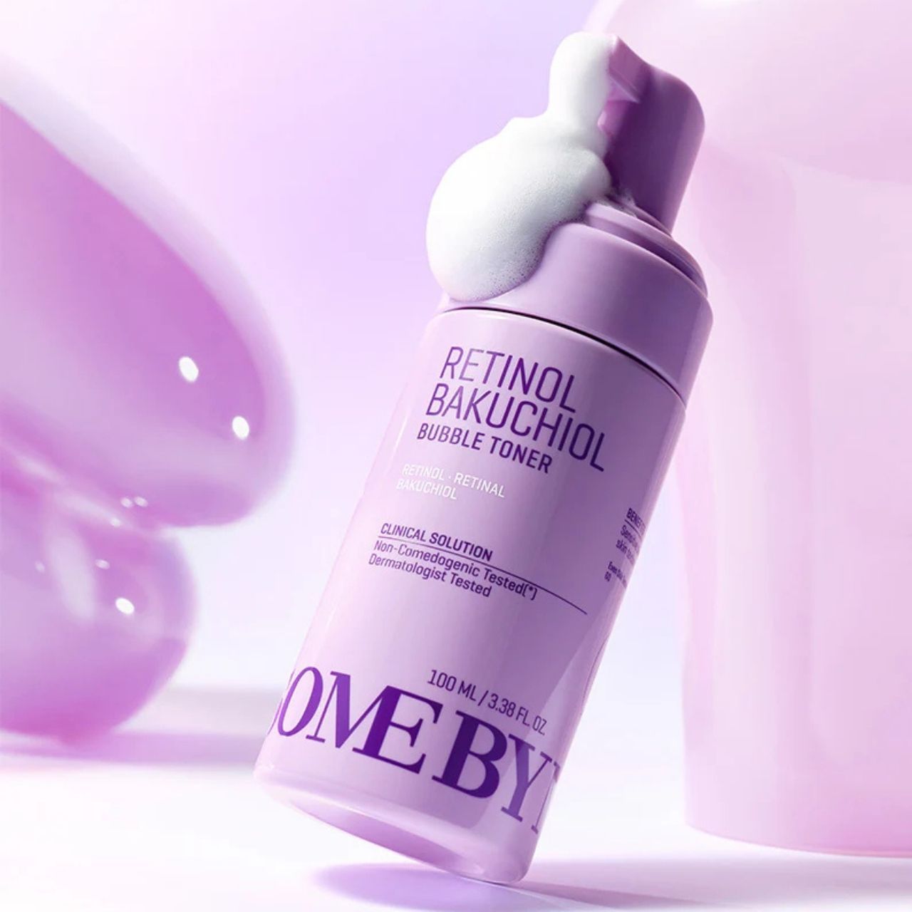 Flacon violet du toner moussant Retinol Bakuchiol de SOME BY MI, mousse sortant.