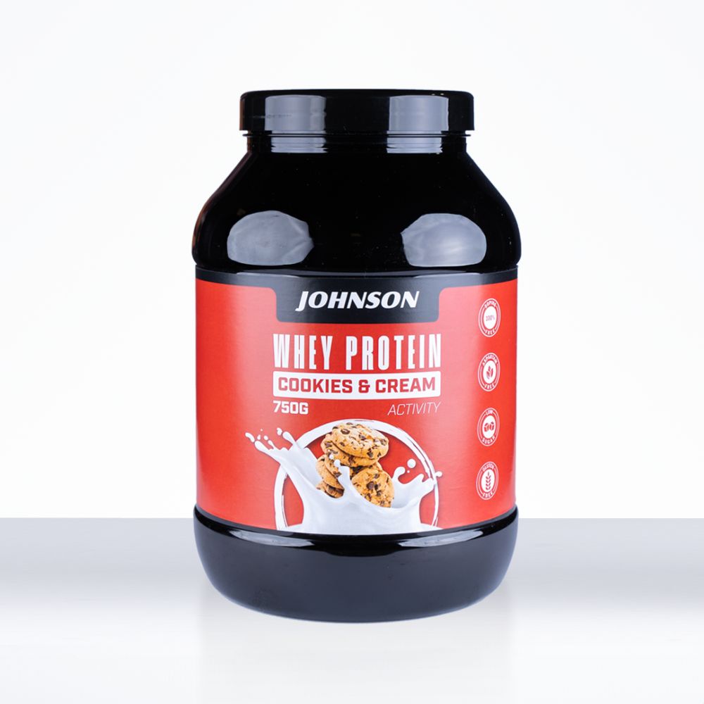 Zwarte pot met rood etiket. Opschrift: JOHNSON Whey Protein Cookies & Cream. Illustratie van koekjes en melk.