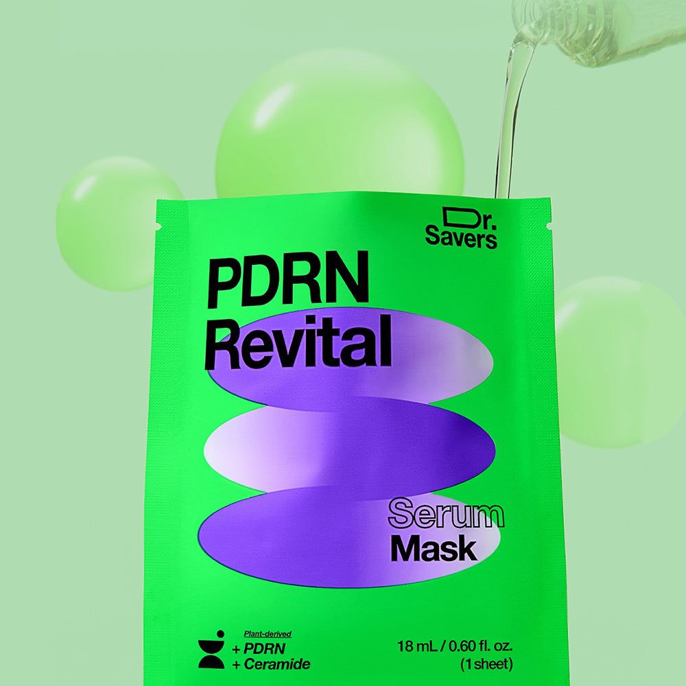 Pochette verte 'PDRN Revital Serum Mask', sérum versé, bulles vertes en arrière-plan.