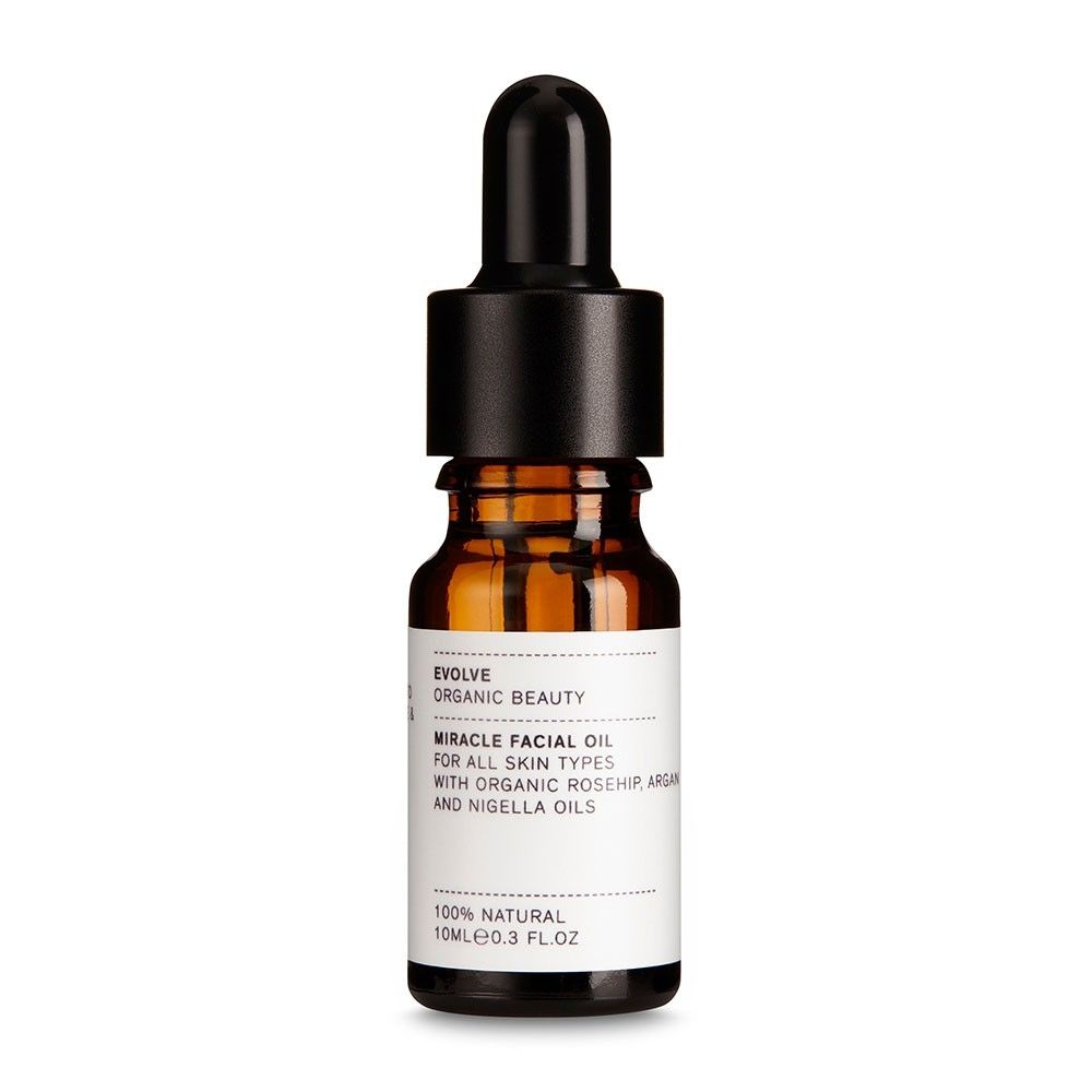 Bruine glazen fles met zwarte dop en pipet. Label met tekst: Miracle Facial Oil, voor alle huidtypen. Merk: Evolve.
