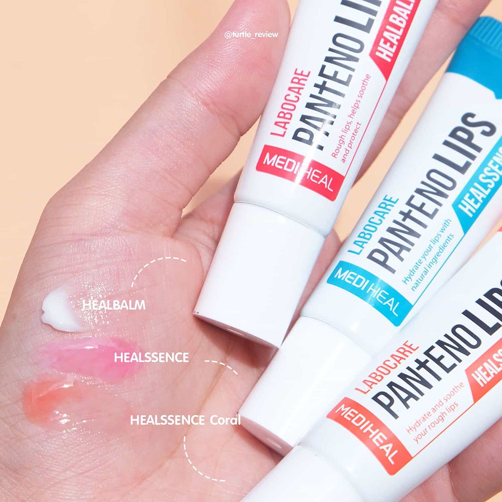 Drie getinte lippenbalsems met panthenol in een hand. Daarnaast drie kleurmonsters. Opschrift: LABOCARE PANTENO LIPS HEALSSENCE. MEDIHEAL.