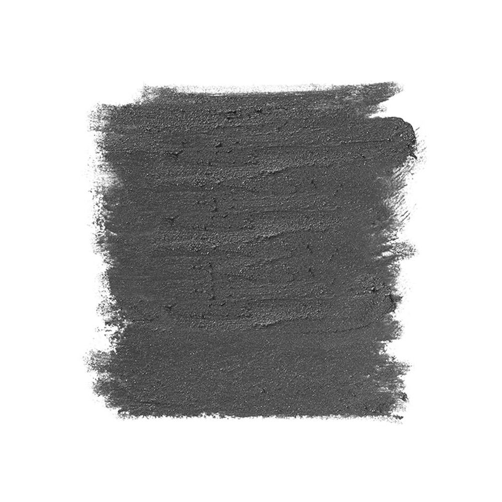 Application d'ombre à paupières grise sur fond blanc. Texture visible.