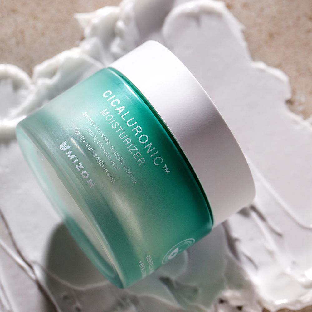 Turquoise pot met witte deksel. Opschrift: Cicaluronic Moisturizer, MIZON logo.