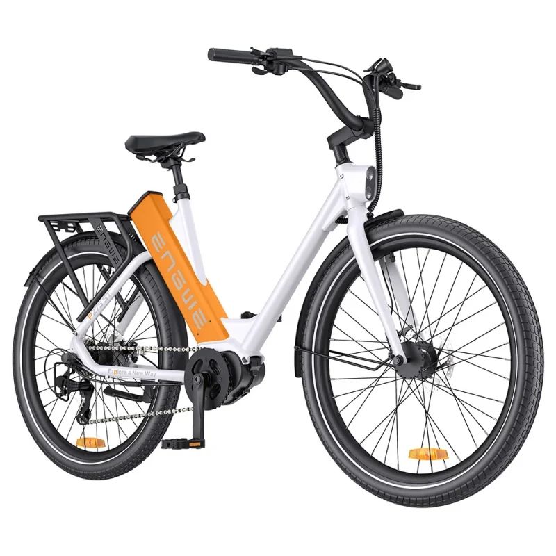 Witte elektrische fiets met oranje accu en ENGWE-logo. Zwarte banden, stuur en bagagedrager.