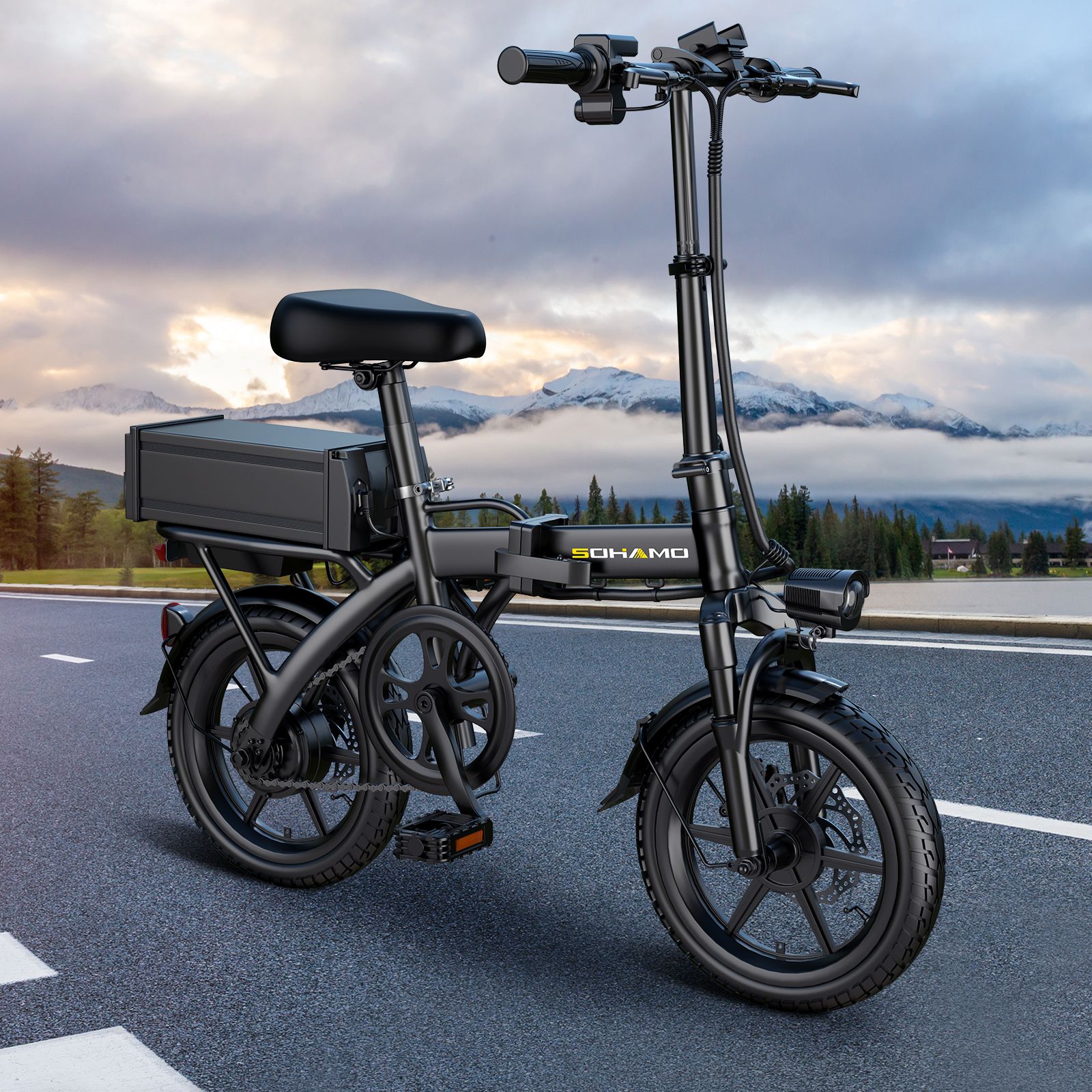 Zwarte e-bike op asfalt. Met accu, koplamp en bagagedrager. Merk SOHAMO.