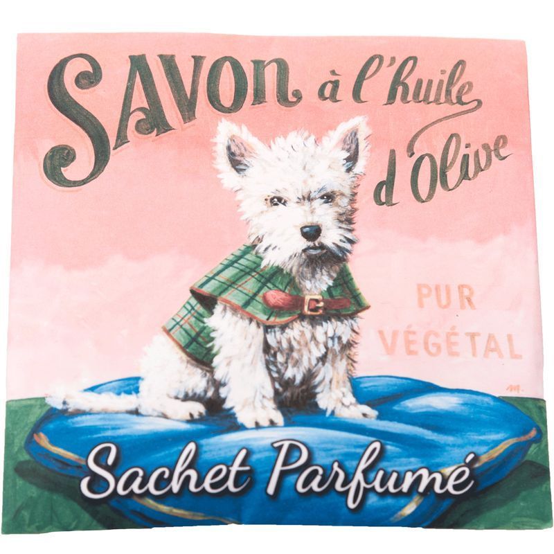 Afbeelding van een geurzakje. Een witte terriër zit op een blauw kussen. Tekst: Savon à l'huile d'Olive, Sachet Parfumé.