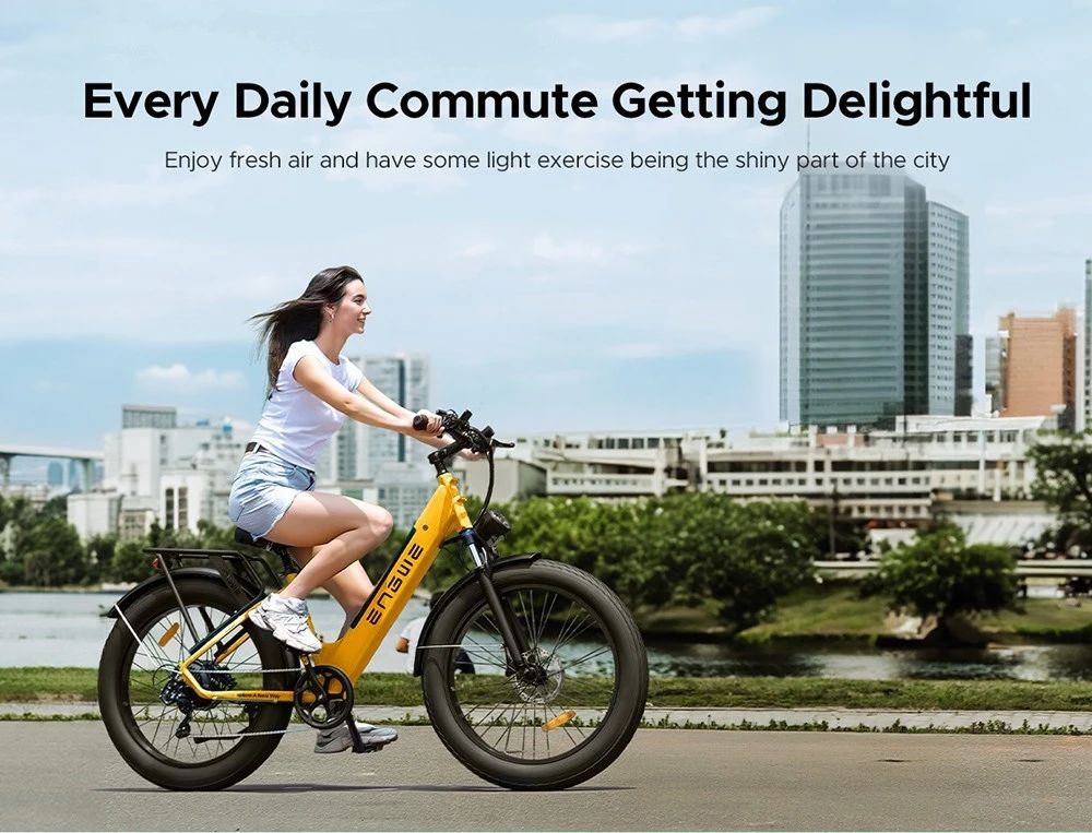 Vrouw fietst op een gele e-bike in de stad. Merk ENGWE.