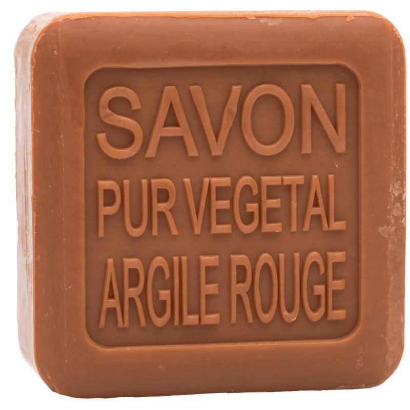 Savon à l'argile rouge, carré. Inscription : Savon Pur Végétal Argile Rouge. Couleur marron.