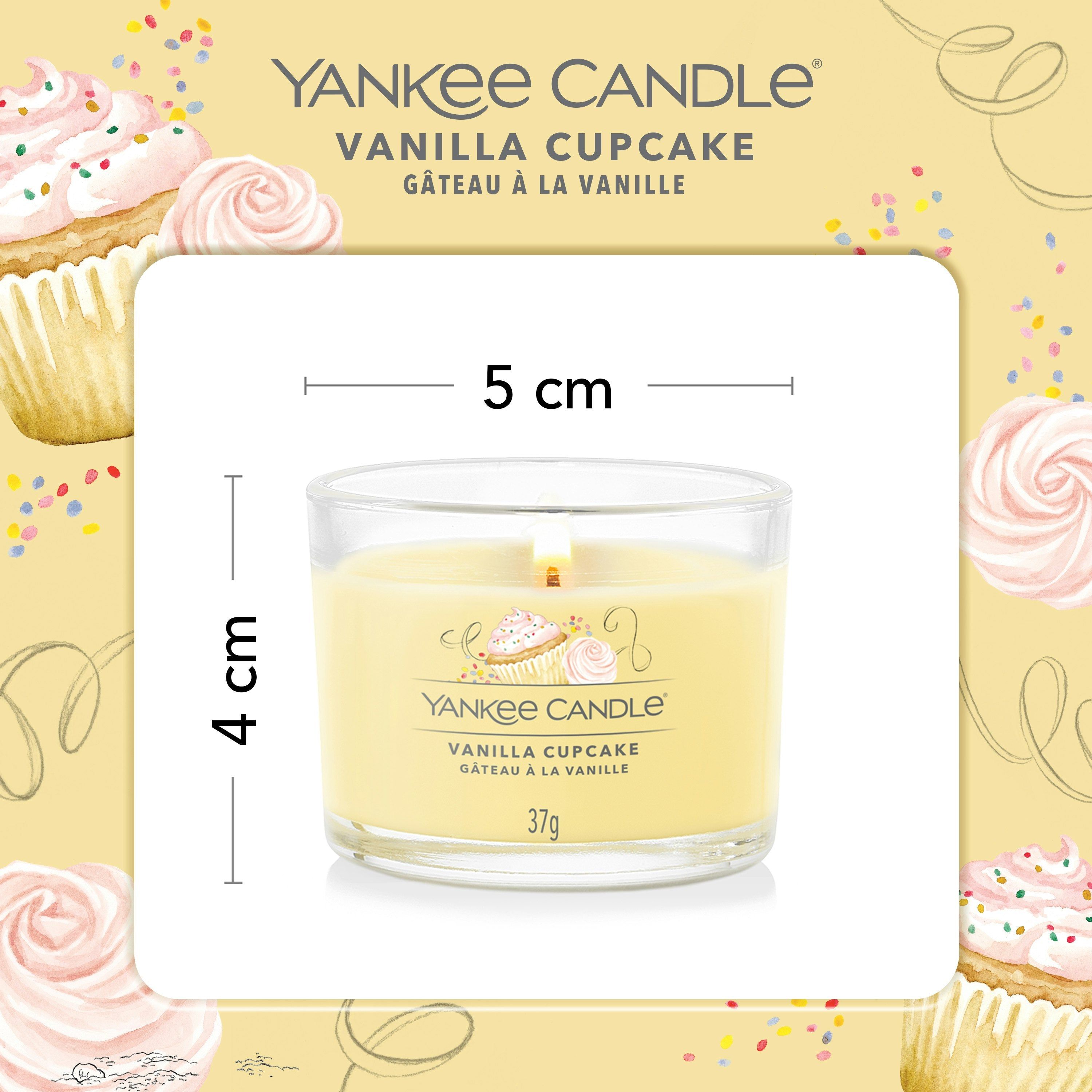 Bougie en verre, cire jaune. Inscription: Yankee Candle Vanilla Cupcake, 37g. Dimensions: 4x5 cm.